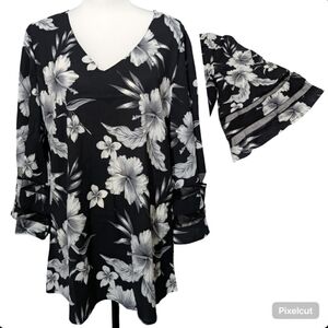 Women's Black and White Floral 3/4 Bell Sleeve Top Size: XL